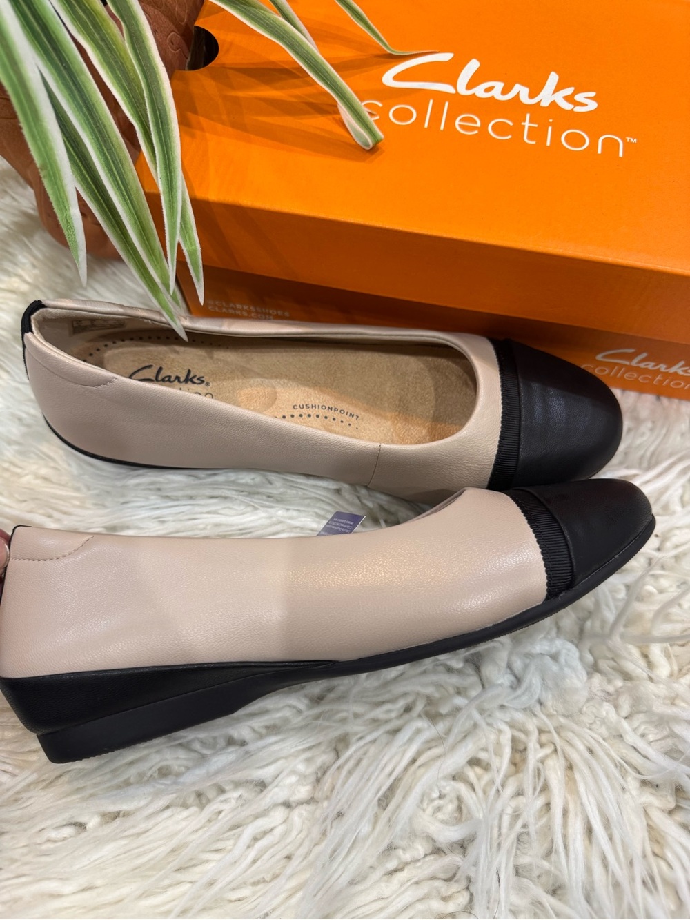 New🌿Clarks Beige and Black Cap-Toe Ballet Flats